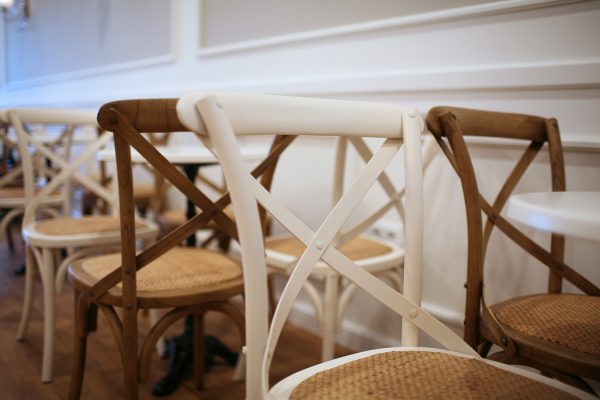 silla de madera blanca estilo vintage