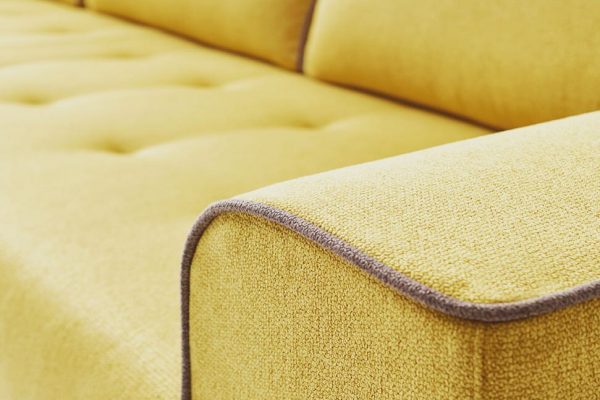 sofá tapizado color amarillo