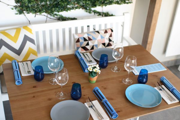 mesa decorada, vajilla azul