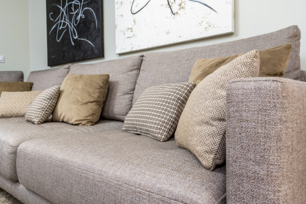 Sofá tapizado en Aquaclean de Visual y cojines en terciopelo